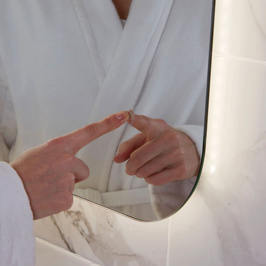 MOQ Aura LED Mirror W/Demister Pad 800 x 600mm