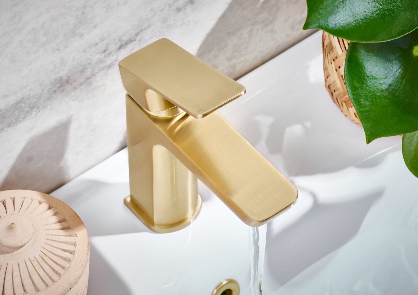 MOQ Muro Basin Mono Mixer Brushed Brass