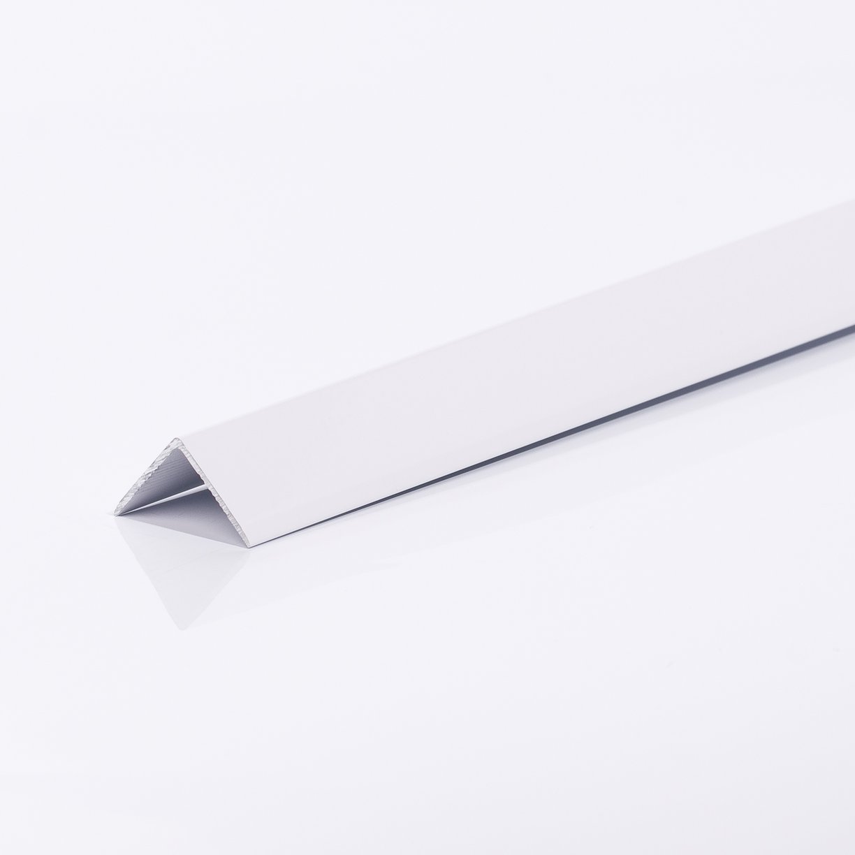 25 x 25mm White Angle 2.7m