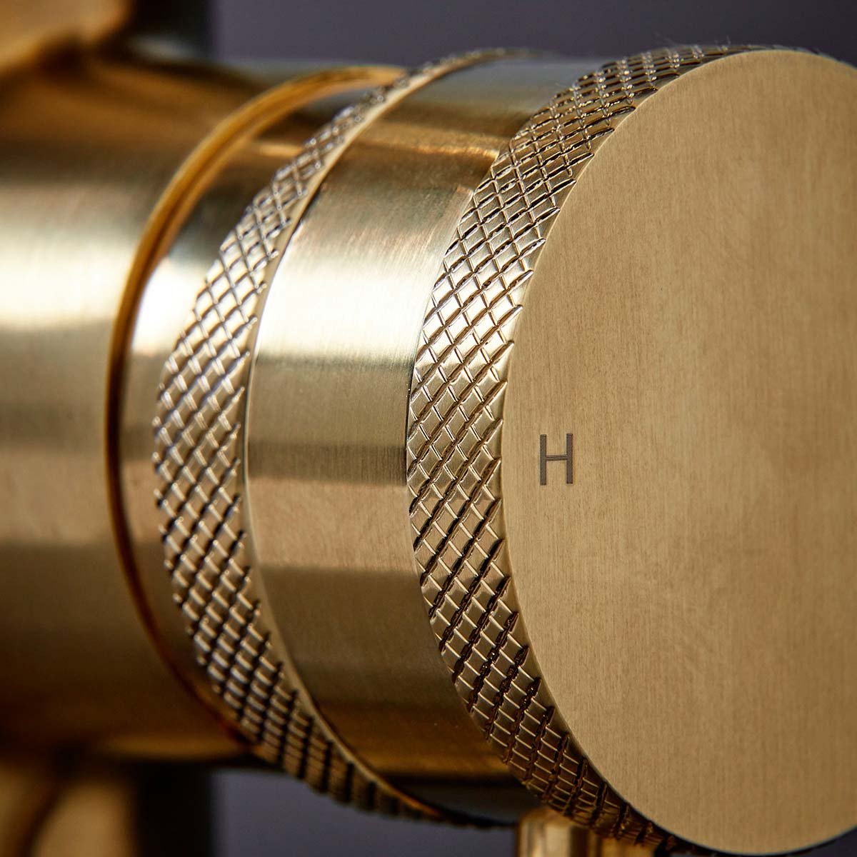 MOQ Core Freestanding Bath Shower Mixer Brushed Brass